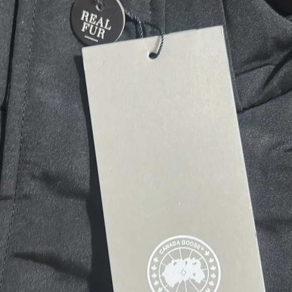 Canada goose jacket with real fur brand new sealed XL but fits like a large - Picture 3 of 10
